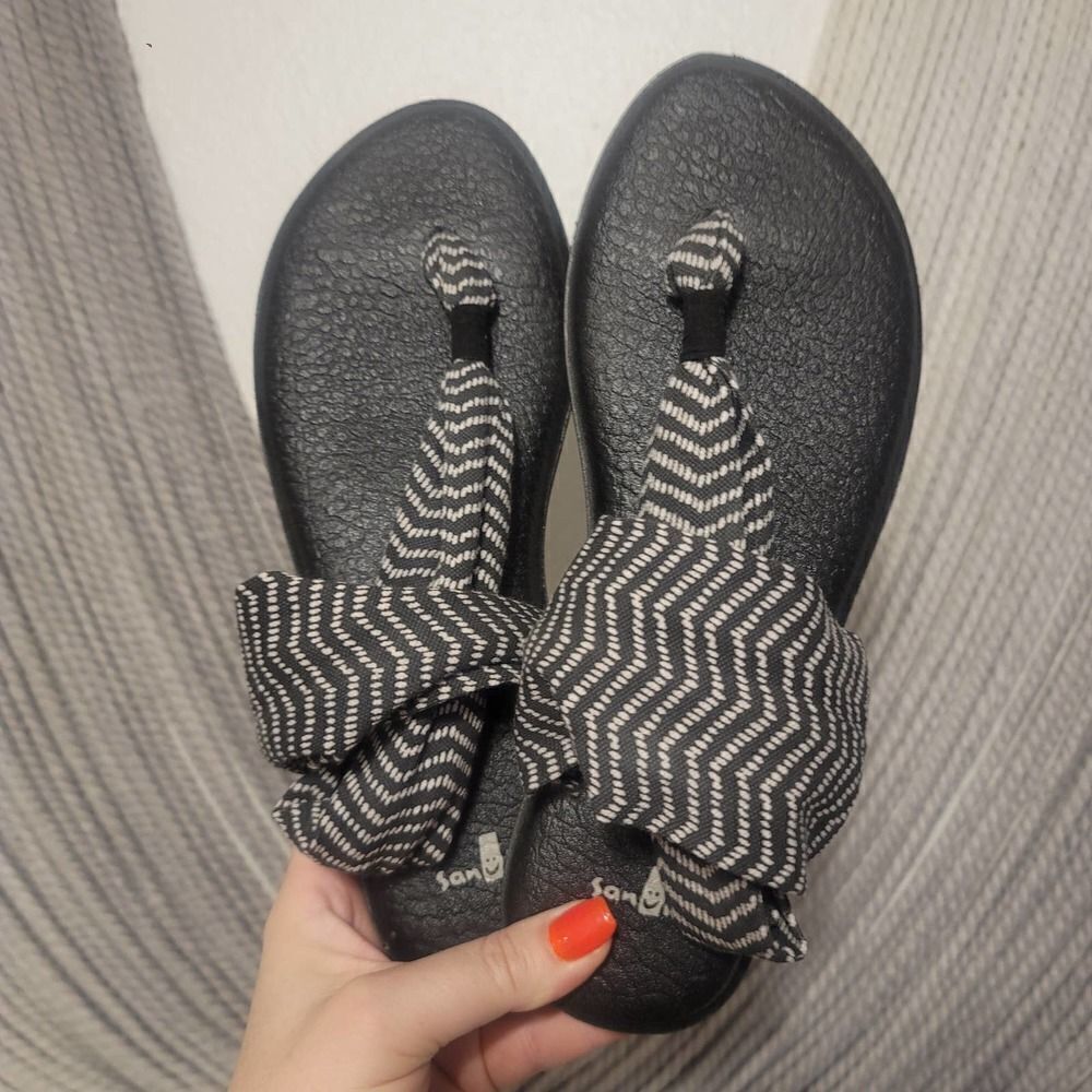 Sanuk Black and White Yoga Sling Sandals Sz 9